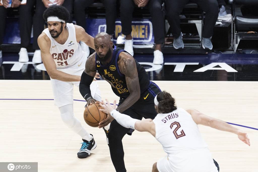 东契奇42+12哈登17分 湖人击败骑士4连胜